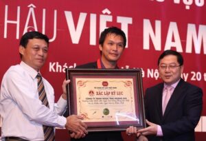 Vietnam Record Organization awarding the Guinness record certificate for the Miss Vietnam 2014 crown to Mr. Ho Thanh Tuan, CEO of Hoang Gia Pearl