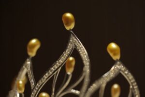 Eighteen natural golden pearls set on the Miss Vietnam 2014 crown, symbolizing dew drops on lotus buds and the pure beauty of Vietnamese women