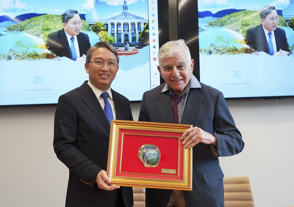 Hoàng Gia Pearl Crafts Prestigious Gifts for U.S. Dignitaries